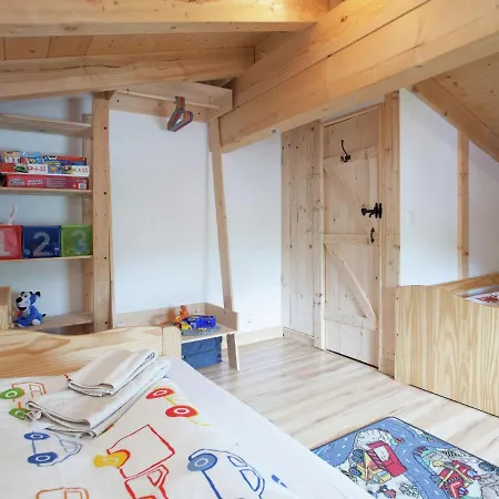 Vakantiehuis Stunning With Balcony Storage Parking