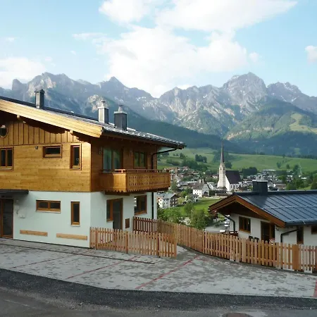 Vakantiehuis Stunning With Balcony Storage Parking *
