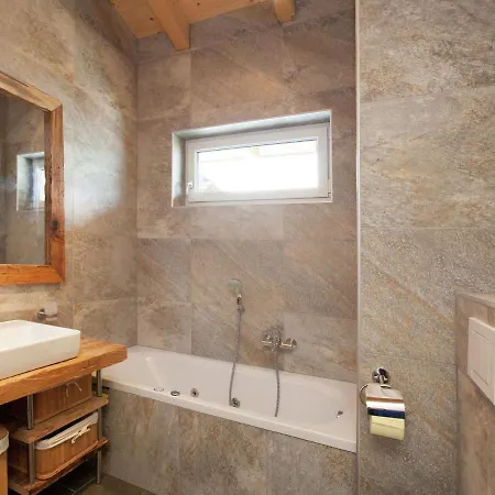 Stunning With Balcony Storage Parking Vakantiehuis